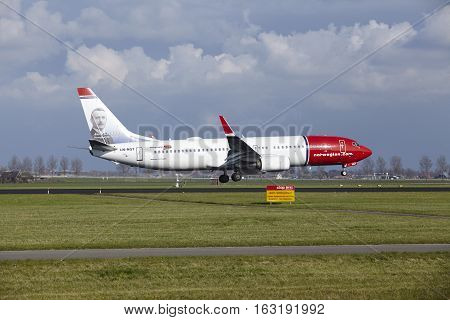 Amsterdam Airport Schiphol - Norwegian Airlines Boeing 737 Lands