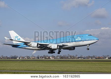 Amsterdam Airport Schiphol - Klm Boeing 747 Lands