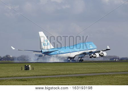 Amsterdam Airport Schiphol - Klm Boeing 747 Lands