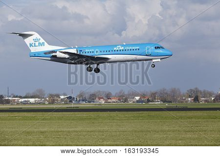 Amsterdam Airport Schiphol - Klm Cityhopper Fokker 70 Lands