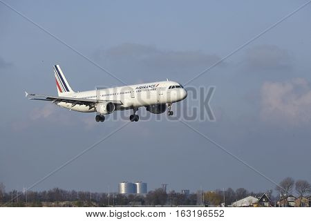 Amsterdam Airport Schiphol - Air France Airbus A321 Lands