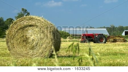 Höbalen och traktor