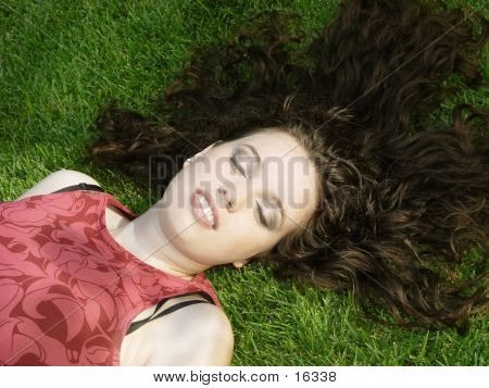 草の上眠っている美しい女の子
