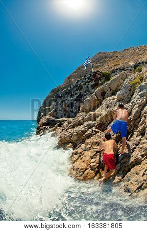 two guys podniayutsya Mount hundred to dive into the ocean