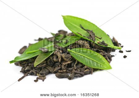 Green tea leaf eristetty valkoisella taustalla