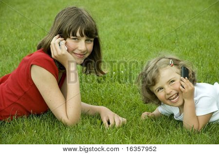 Hermanas llamando a amigos