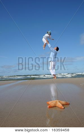 Vater mit Tochter am Strand