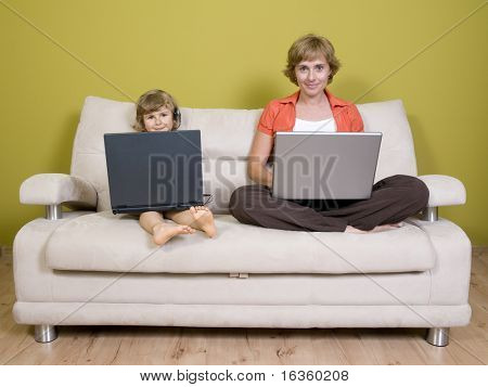 Madre e figlia, lavorando al computer portatili