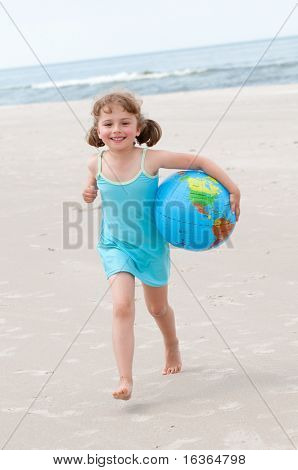 Niña jugando en la playa