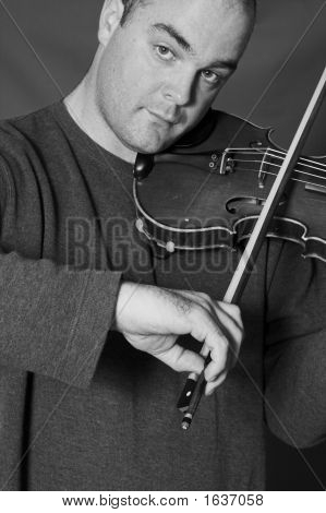 Ritratto di uomo che suona il violino