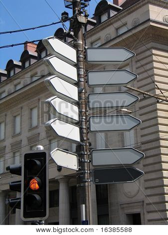 Weiße Pfeile-Indizes der Richtungen am Scheideweg