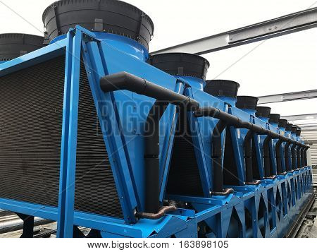 Refrigeration system and heat pump with pipeline of air conditioning