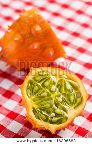 식탁에서 맛 있는 kiwano 과일