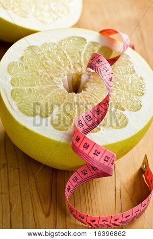 다이어트. 포 멜로 과일 식탁에
