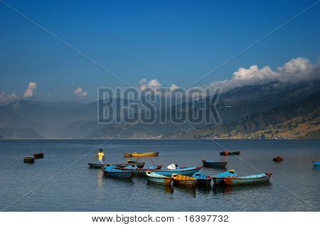 Fewa jezero v Pokhara, Nepál