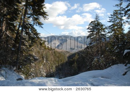 Vista a la montaña de invierno