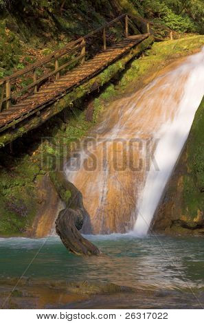 Wasserfall, Treppen und großen Balken, Lasarewskoje Sotschi, Russland