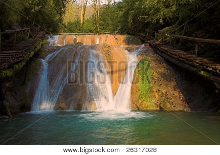 Wasserfall und zwei Treppen bis