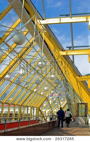 Corridoio giallo blu cielo windows e gente che cammina