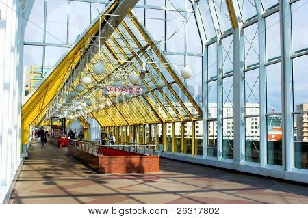 Corridoio giallo blu cielo windows e gente che cammina