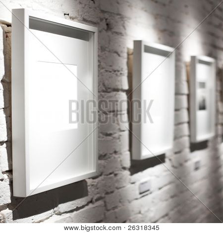 Tre fotogrammi su bianco a parete nel Museo