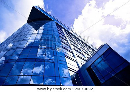 Vista inferior a la pared de cristal de centro de negocios, Moscú, Rusia