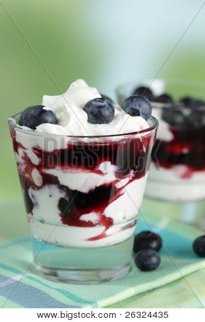 Parfait con arándanos y yogur en el cristal