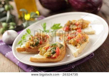 Open panini con caviale di melanzane sulla piastra