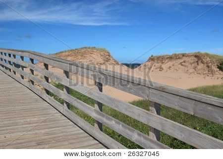 Chodníčky nad písečnými dunami na pláži v národním parku Cavendish, ostrov Prince Edwarda, Canad