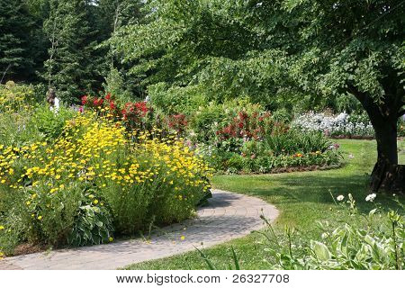 보도 여름 다년생 정원 통해 그것의 방법을 바람.