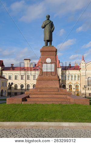 Rybinsk, Russia - September 26, 2018: Monument To V. I. Lenin On Red Square On A Sunny Day