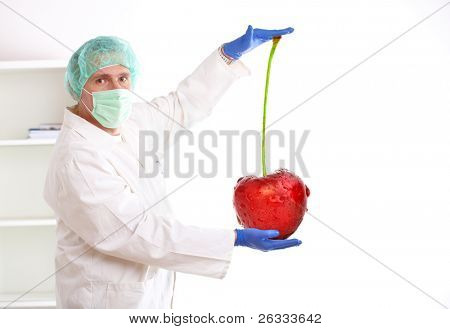 Výzkumník zvedl GMO ovoce, obrovské cherry. Geneticky modifikovaného organismu nebo GEO zde transgenních