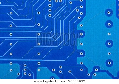 Tarjeta de circuitos electrónicos cerca para arriba (teñido de azul)