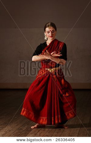 Ung kvinde i sary danse klassisk traditionel indisk dans Bharat Natyam