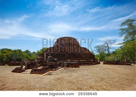 Ősi buddhista dagoba (stupe) Pabula Vihara. Ősi város Pollonaruwa, Srí Lanka