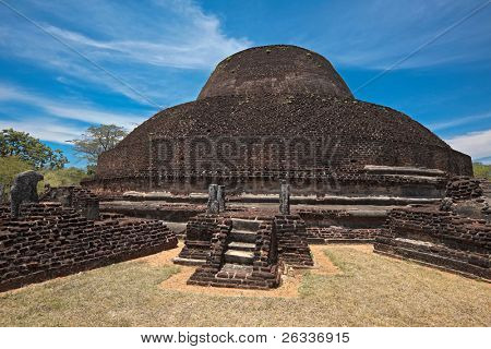 Ősi buddhista dagoba (stupe) Pabula Vihara. Ősi város Pollonaruwa, Srí Lanka