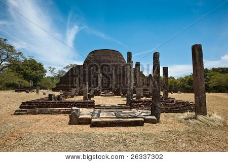 Ősi buddhista dagoba (stupe) Pabula Vihara. Ősi város Pollonaruwa, Srí Lanka