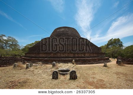 Ősi buddhista dagoba (stupe) Pabula Vihara. Ősi város Pollonaruwa, Srí Lanka