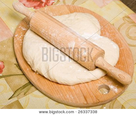 Preparación de la masa de levadura - masa, rrolling pin, protoboard
