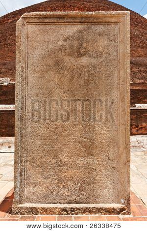 Stone tablet med inskriptioner på Jetavaranama dagoba (stupa). Anuradhapura, Sri Lanka