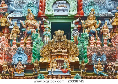 Skulpturer på hinduistisk tempel gopura (tårn). Jambukeshwarar tempel. Madurai, Tamil Nadu, Indien