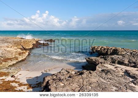 Onde che si infrangono againt costa rocciosa
