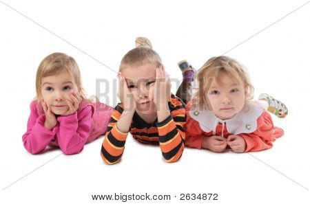 Tre bambini sdraiato
