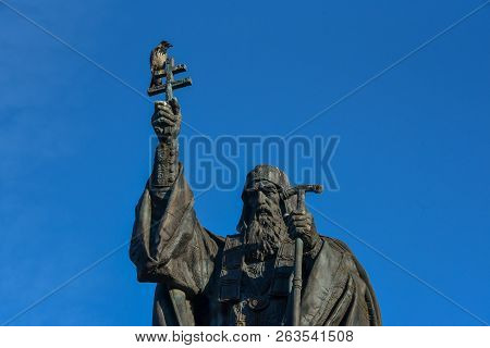Moscow, Russia - 16 October, 2018: Monument To Patriarch Hermogenes Of Moscow In The Alexander Garde