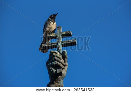 Moscow, Russia - 16 October, 2018: Monument To Patriarch Hermogenes Of Moscow In The Alexander Garde
