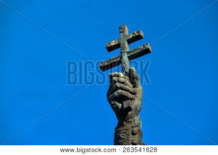 Moscow, Russia - 16 October, 2018: Monument To Patriarch Hermogenes Of Moscow In The Alexander Garde