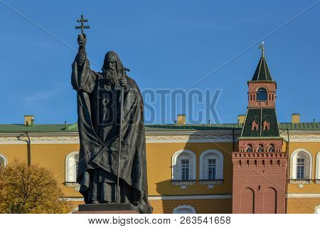 Moscow, Russia - 16 October, 2018: Monument To Patriarch Hermogenes Of Moscow In The Alexander Garde
