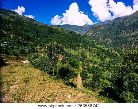 Everest Nepal September 30, 2018 View Of The Nature And Wildlife On The Way To Everest Base Camp, Tr