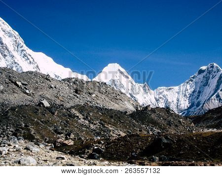 Everest Nepal September 30, 2018 View Of The Nature And Wildlife On The Way To Everest Base Camp, Tr