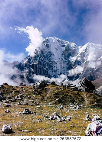 Everest Nepal September 30, 2018 View Of The Nature And Wildlife On The Way To Everest Base Camp, Tr